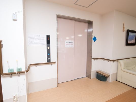 バリアフリー設計のエレベーター