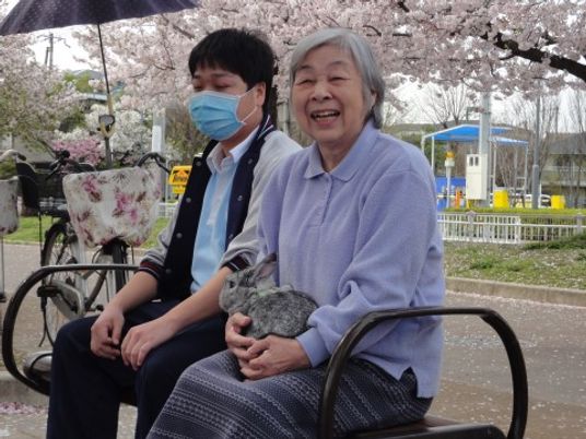 桜並木で憩う二人