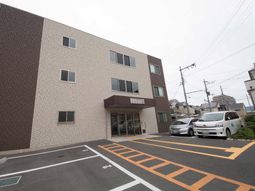 施設の外観と駐車場
