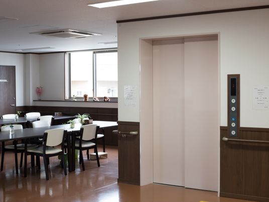 エレベーター付近の食堂空間