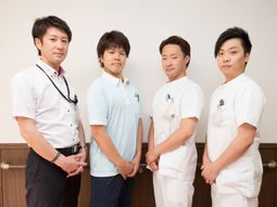 スタッフ4人立つ様子