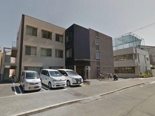 明朗な外観の建物