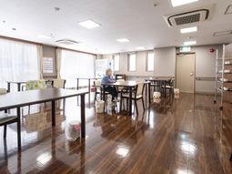 明るく広々とした食堂