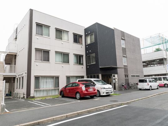 現代的な外観の建物