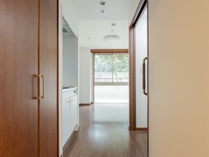 明るい居室の入口