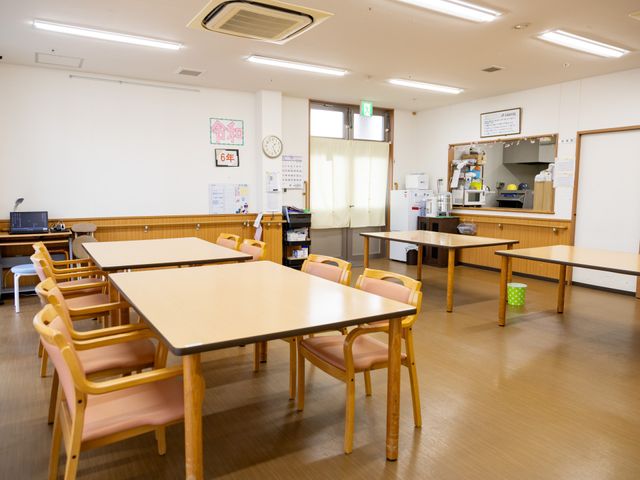 温かみのある食堂 食堂 自然光が入る明るい食堂です。広々としたスペースで、くつろぎの時間を過ごせます。