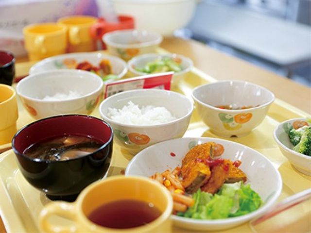 栄養バランスの取れた食事 お食事 彩り豊かなメニューが並ぶ食事の風景です。栄養面に配慮された献立で、健康を支えます。