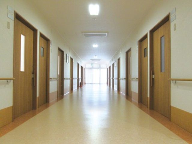 明るく清潔な廊下 廊下 手すりが整備された廊下は、清潔感があり明るい雰囲気です。ゆったりとした空間で安心してお過ごしいただけます。