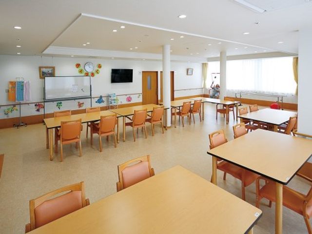 広々とした明るい食堂空間 共有スペース ゆとりある食堂では、様々なアクティビティや食事が楽しめます。利用者の方々が集い、交流を深める場となっています。
