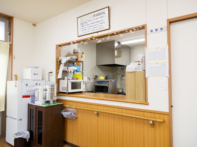 調理室の内装 キッチン 自然光が差し込む調理室は清潔感があり、利用者の皆様の食事を安心して調理できます。