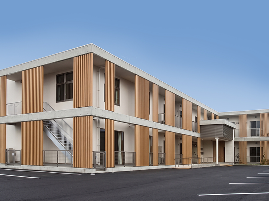 木目調外観の建物外観  