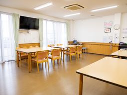 自然光が差し込む食堂