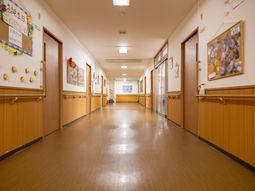 長いまっすぐな廊下