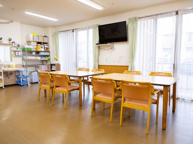 自然光が入るダイニングルーム ダイニングルーム 大きな窓から自然光が差し込み、明るく開放感のあるダイニングです。快適な雰囲気でお食事ができます。