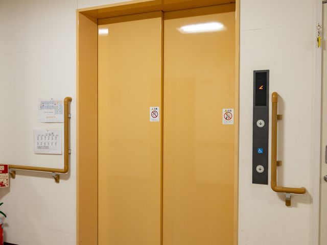 優しい色調のエレベーター エレベーター 優しい色調のエレベーターです。手すりが設置され、安全性が考慮されています。
