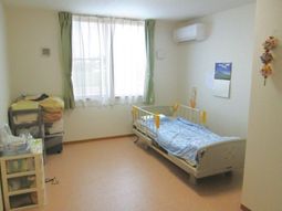 明るい窓の居室