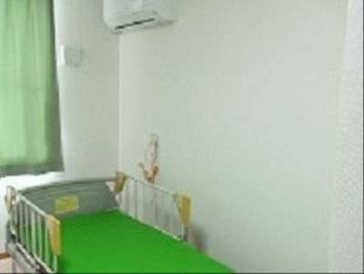 緑のベッドの個室空間