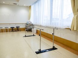 優しい光が入る訓練室  