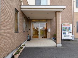 自動ドアと自動販売機ある出入口