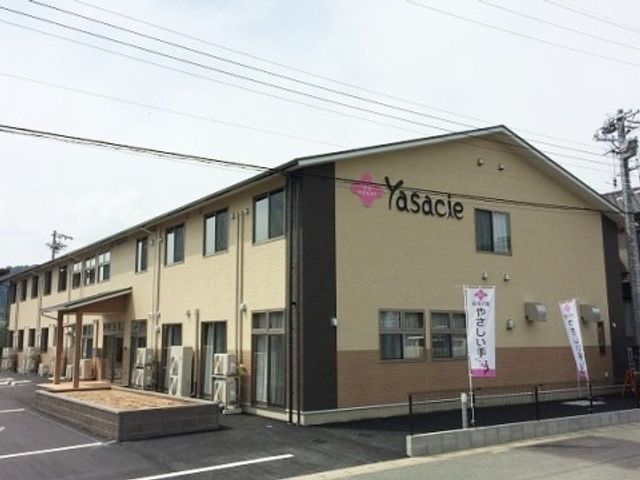 広々した施設外観 外観 広々とした明るい雰囲気のある建物の入口部分です。広い駐車スペースが整備され、安全に来訪者を迎えます。