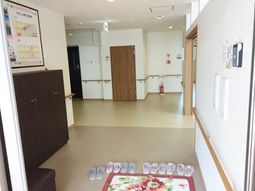 明るく清潔な廊下
