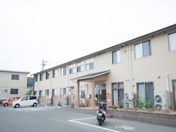 明るい建物の外観