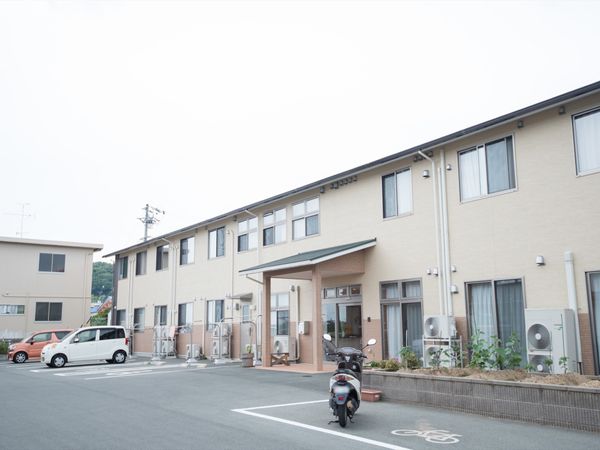 明るい建物の外観