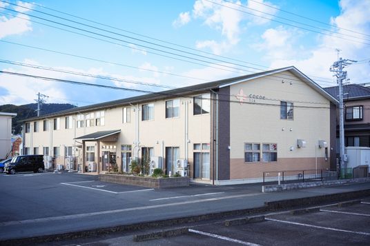 明るい外観の建物