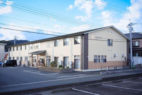 明るい外観の建物