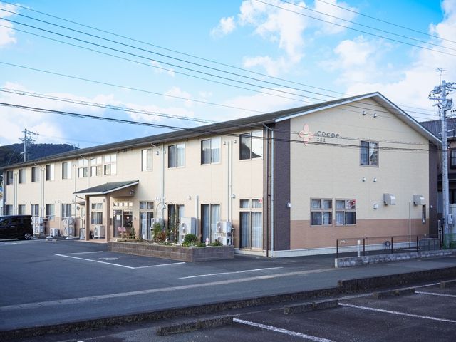 明るい外観の建物 外観 清潔感のある外観です。スタッフの方々と共に心地良い勤務環境を提供する施設を目指しています。