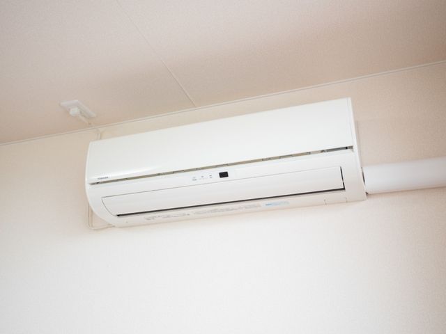 壁掛けエアコンのアップ エアコン 快適な居住環境のための壁掛けエアコンが設置されており、温度管理が行き届いています。