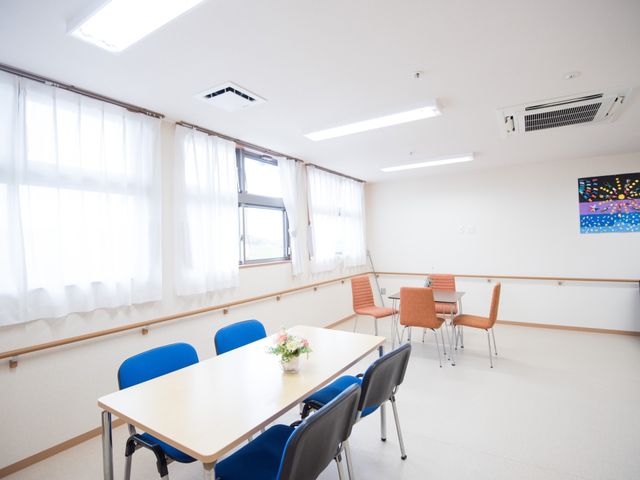 多目的に使える部屋 リビング 広々として明るい多目的室です。様々な活動や交流が行える環境が整っており、ゆったりと過ごせます。