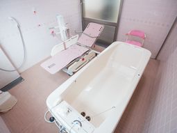 設備整ったケア用バスルーム