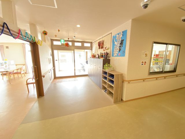 清潔な廊下と案内板 エントランス きれいに整えられた廊下が、訪問者を温かく迎えてくれます。役立つ情報を伝える案内板も備え付けられています。