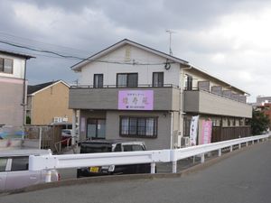 平屋建ての施設外観