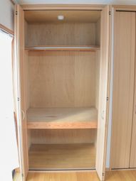 木製のシンプルなクローゼット