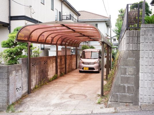 駐車スペースと車