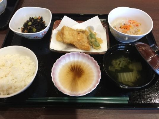 和食一式並ぶ食事風景