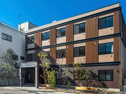 モダンな外観の建物