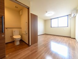 明るい居室の一角