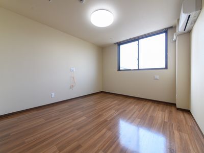 広々とした木目調の居室