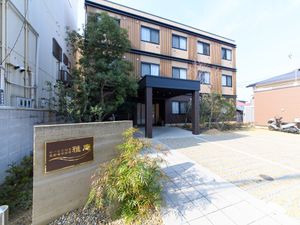 エントランスと看板の風景