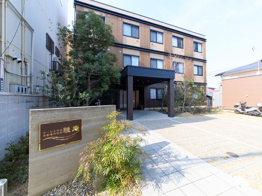 エントランスと看板の風景
