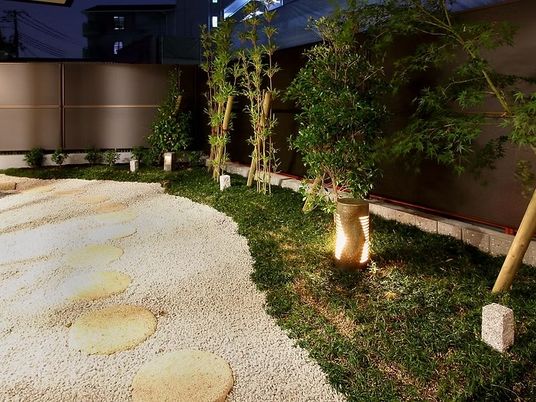 中庭の石畳と植栽  