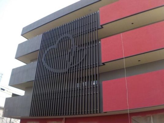 赤と灰色の建物外観