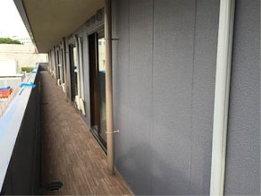 広々とした屋外通路