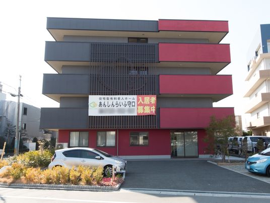 多層建築のモダンな外観