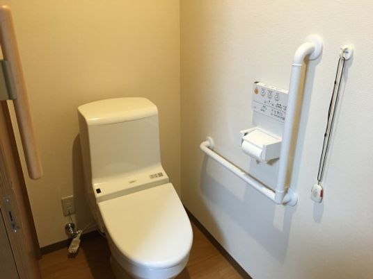 バリアフリー設計の洋式トイレ