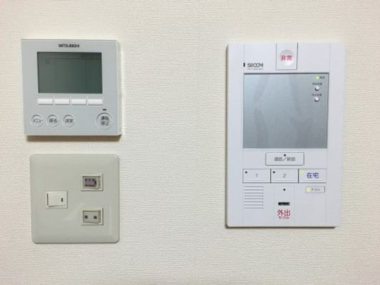 壁に取り付けられた通信機器