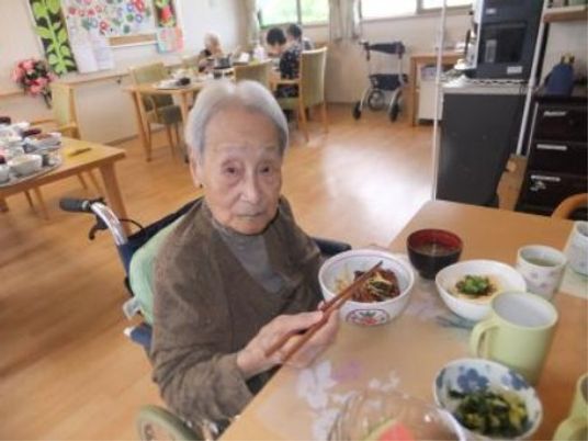 食事をする高齢の方